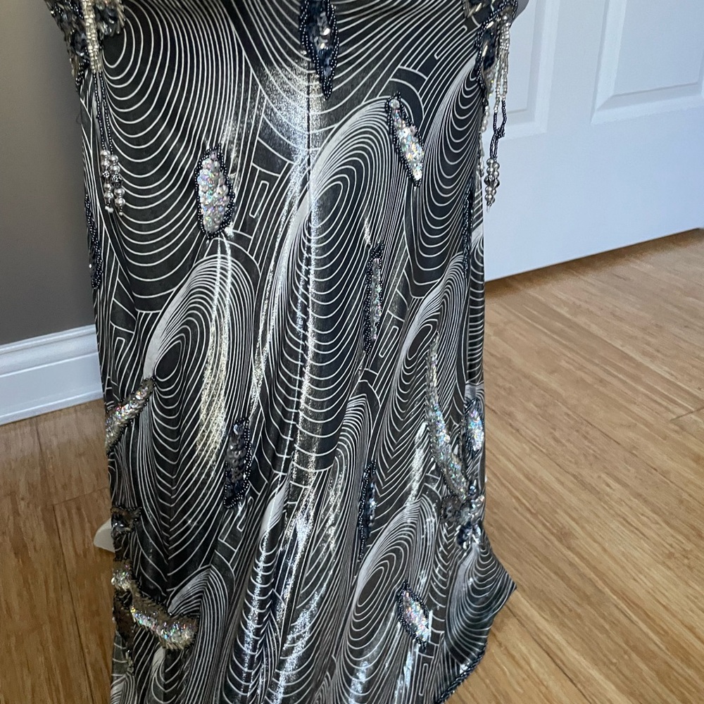 Silver metallic belly dance costume with asymmetrical sleeve - Picture 10 of 16